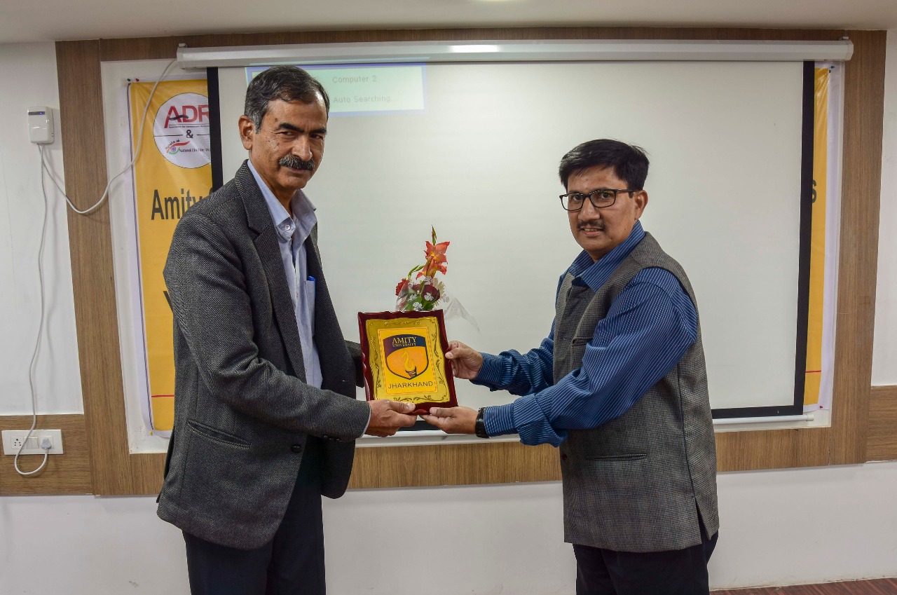 Dr. R.K.Jha, Vice-Chancellor of Amity University facilitating Maj Gen Anil Verma (Retd), Head of ADR & NEW